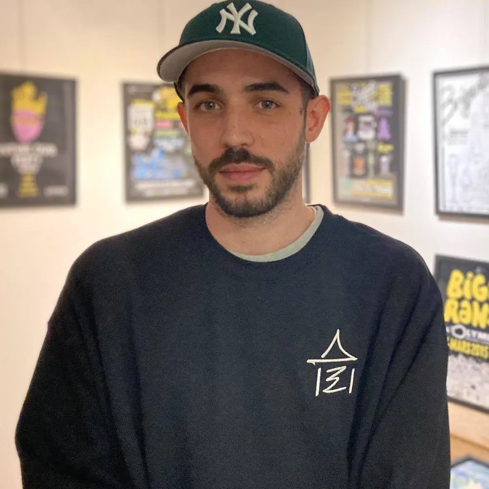 Dizzi (François Terrien), graphiste Dizziness Design, devant ses créations à la galerie Veyssière à Tours en novembre 2021